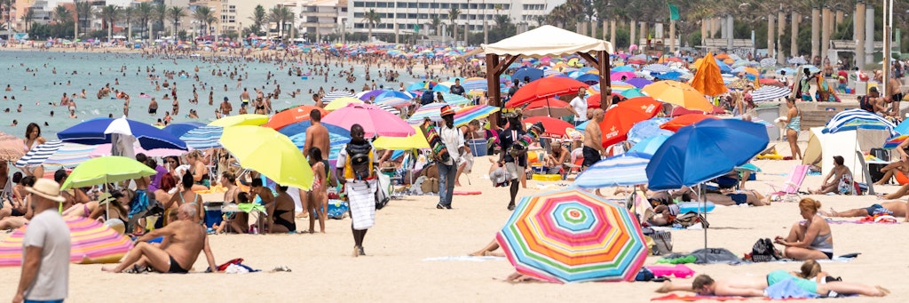 Der Strand an der Playa de Palma füllt sich wieder deutlich. Immer mehr Urlaubshungrige reisen auf die Insel.