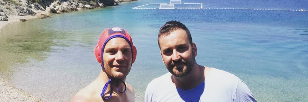 Bayern-Torwart Manuel Neuer (34, l.) sang sich im Kroatien-Urlaub ins Abseits. 
