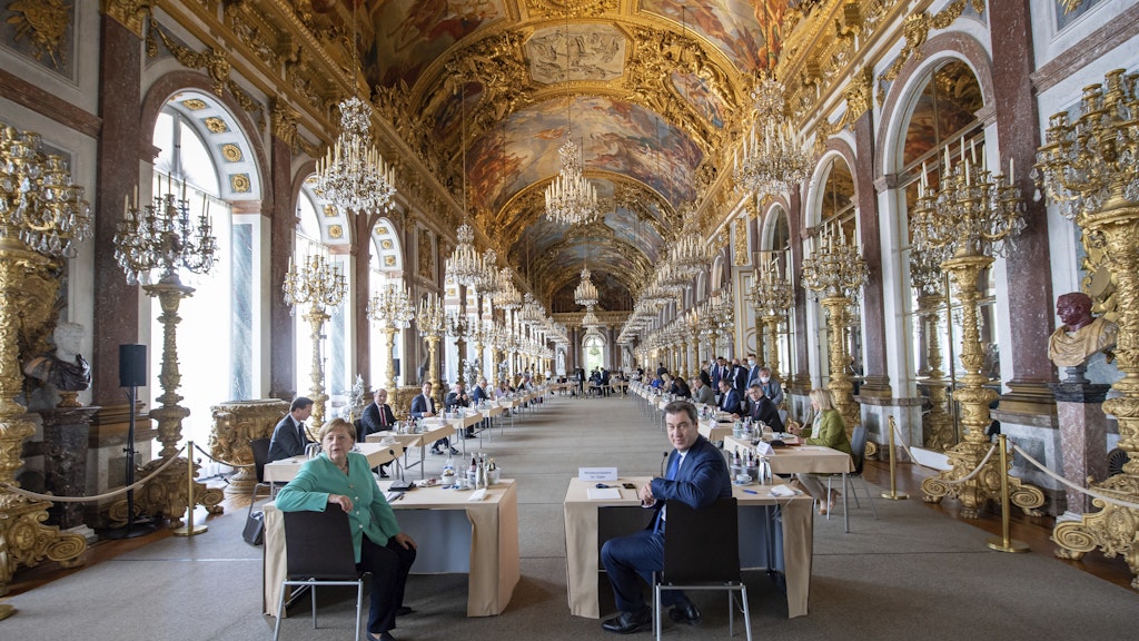 Schon vornehmer als die Sitzungssäle im Berliner Bundeskanzleramt: Merkel und Söder mit dem bayerischen Kabinett im Spiegelsaal von Schloss Herrenchiemsee.