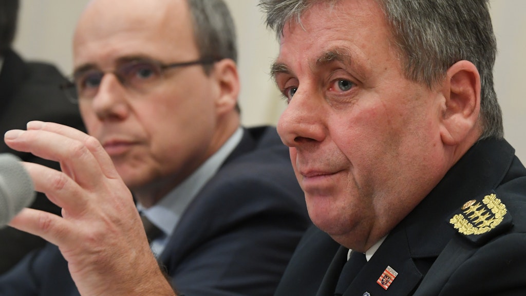 Hessens zurückgetretener Polizeipräsident Udo Münch (r), neben Peter Beuth (CDU), Innenminister des Bundeslandes.