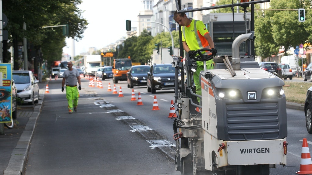Auf der Frankfurter Allee wird stadtauswärts ein Radfahrstreifen angelegt. Am Montag begannen die Arbeiten. Zunächst wurden alte Fahrbahnmarkierungen abgefräst. Neben der Baustelle staute sich der Verkehr.