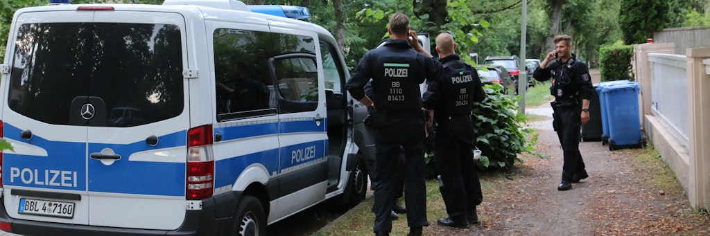 Einsatzkräfte der Polizei kurz nach der Festnahme in Wannsee.