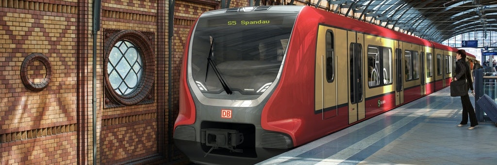 Die Traditionsfarben sollen bleiben, doch Rot bekommt eine größere Bedeutung. Die Simulation eines Zuges der Linie S5 im Bahnhof Hackescher Markt zeigt, wie die Außenlackierung der Züge aussehen könnte.