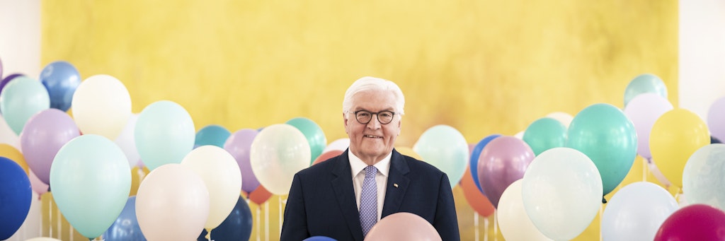 Frank-Walter Steinmeier wendet sich inmitten von Ballons an zwei Millionen Absolventen.
