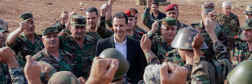 Baschar al-Assad lässt sich beim Besuch syrischer Truppen in einer Militärbasis in der Provinz Idlib feiern.