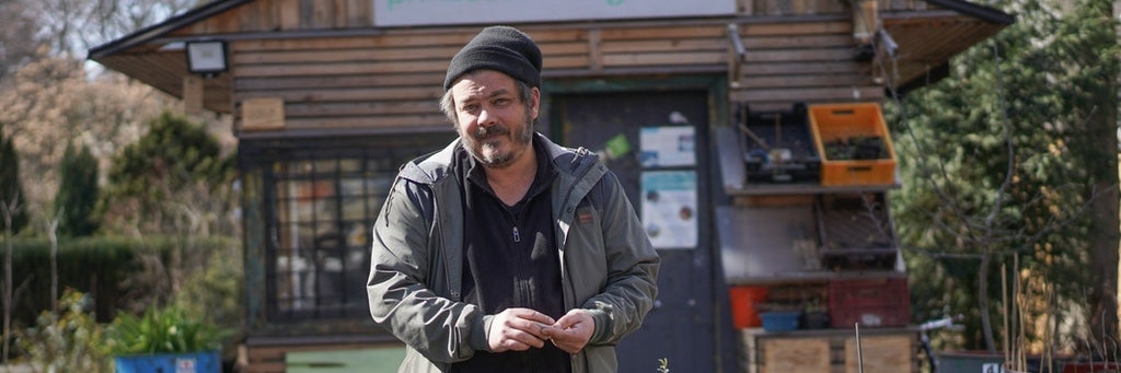 Robert Shaw von den Prinzessinnengärten steht vor dem Café im Friedhof St. Jacobi in Berlin-Neukölln.