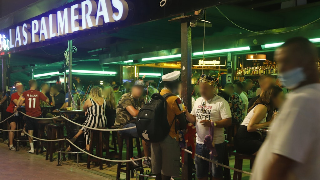 Kaum Abstand, keine Masken: Deutsche Urlauber auf Mallorca.