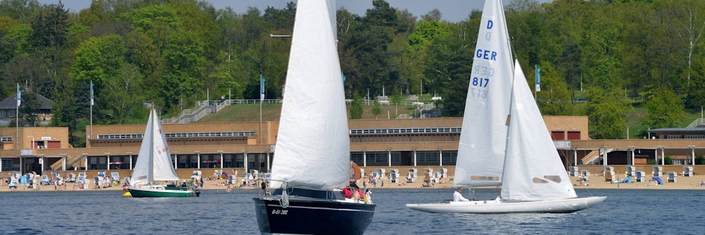 Endlich wieder Segeln auf dem Wannsee: Nun dürfen auch mehr Leute aufs Boot.