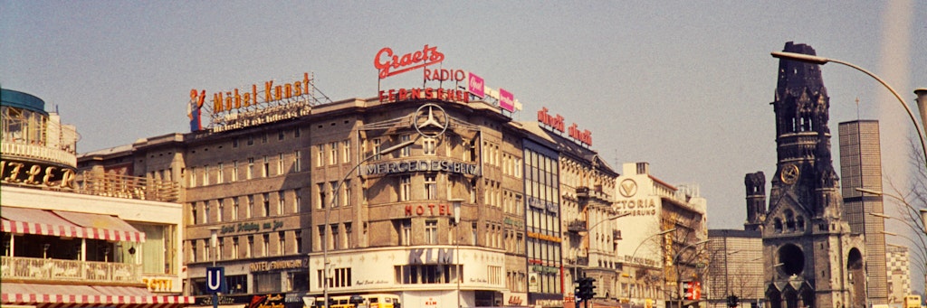 Links Café Kranzler, rechts Gedächtniskirche: die Skyline von West-Berlin-City in den 70ern