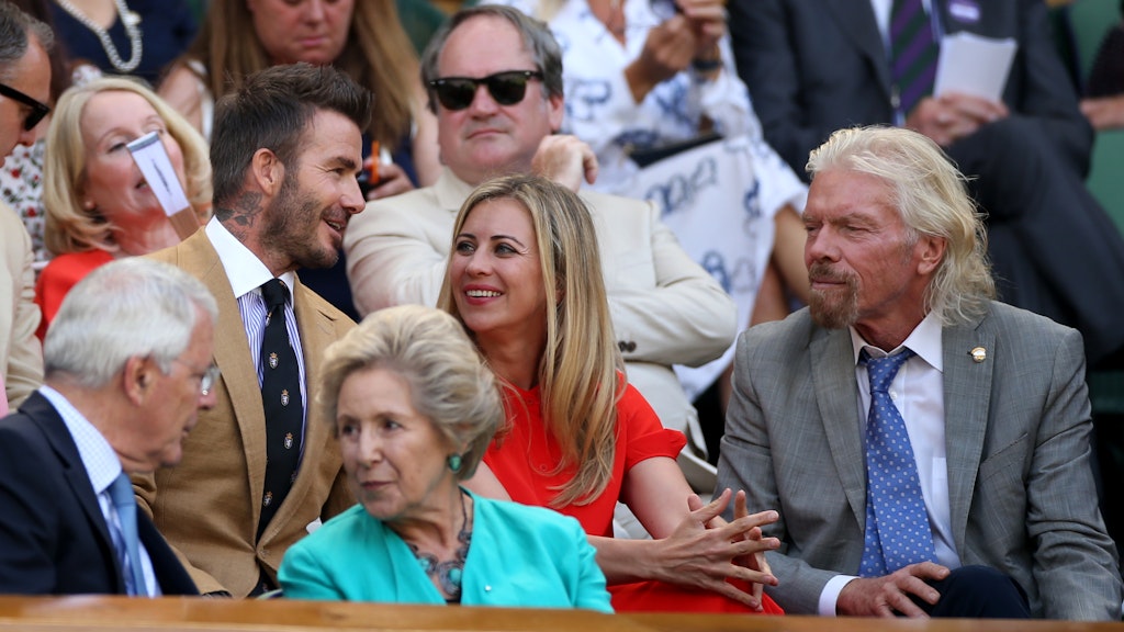 Richard Branson und Tochter Holly (Mitte) plauschten 2019 beim Wimbledon-Turnier vergnügt mit Fußball-Star David Beckham.