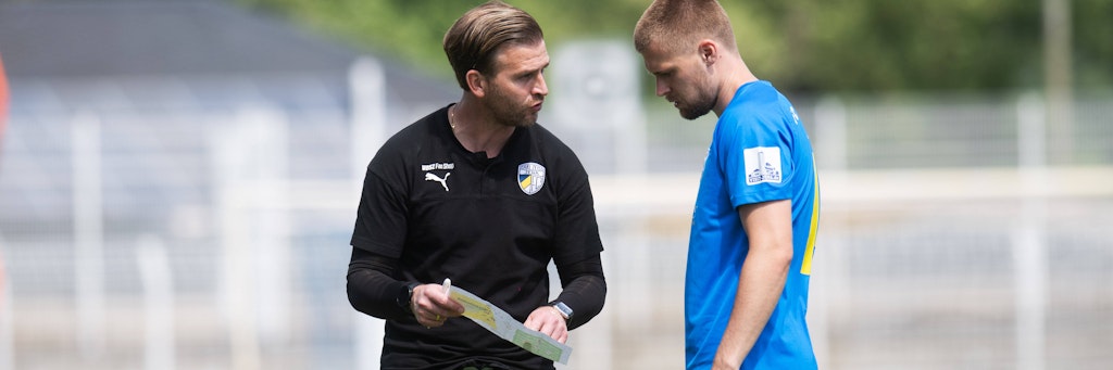 Nach Plan: Trainer Rene Klingbeil erläutert Dominik Bock sein Konzept.