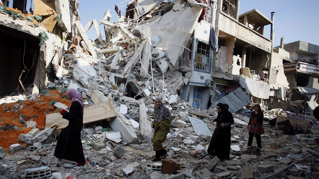 Zivilisten suchen in den Trümmern eines Gebäudes nach Erinnerungsstücken. Der grausame Krieg in Syrien dauert seit fast zehn Jahren an.