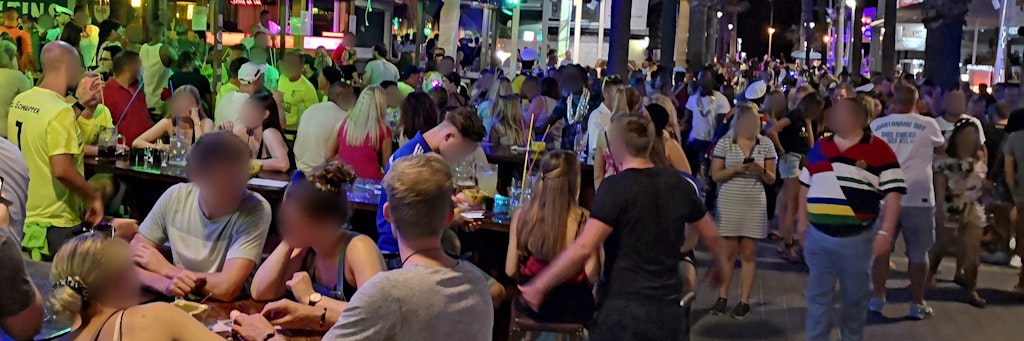 Dichtes Gedränge an der sogenannten Bierstraße. Hier feierten am vergangenen Wochenende Hunderte Urlauber aus Deutschland.