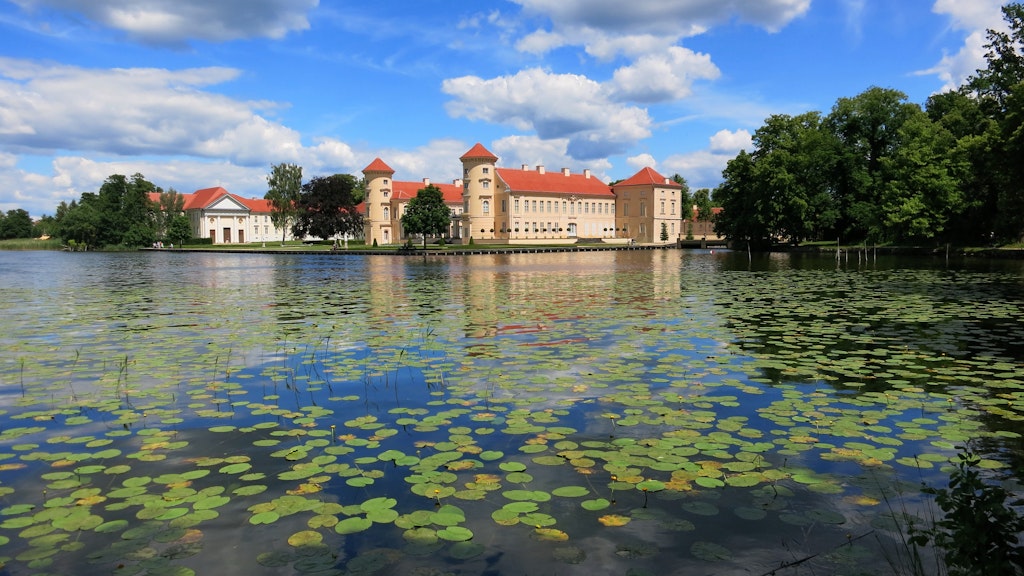 Ein Ausflug zum malerischen Schloss Rheinsberg lohnt sich. 