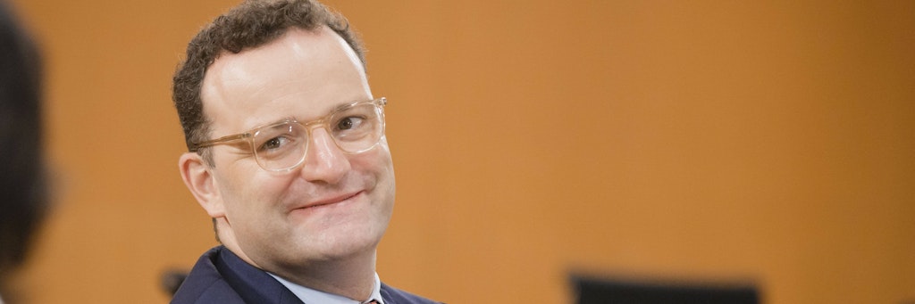 Bundesgesundheitsminister Jens Spahn kennt kein Pardon, wenn es um den Mindestabstand geht. Das gilt auch für Fans in Fußballstadien.