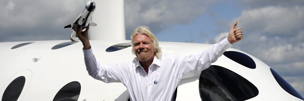 Sir Richard Branson posiert in einer Replik der „Virgin Galactic“, der weltweit ersten kommerziellen Raumfähre.