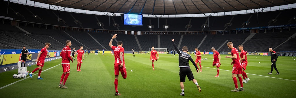 Die Spieler des 1. FC Union bei Dehnübungen vor dem Geisterderby. Spielen sie bald häufiger im Olympiastadion?