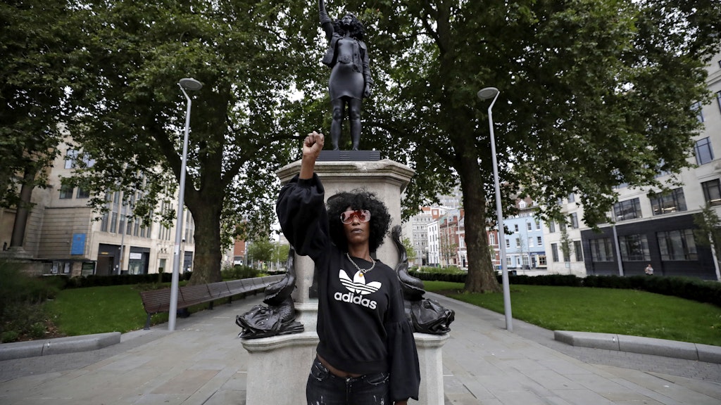 Jen Reid posiert vor der Statue, die die Black-Lives-Matter-Aktivistin selbst zeigt.