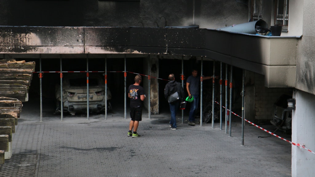 Statiker untersuchen die Brandstelle in der Mietergarage