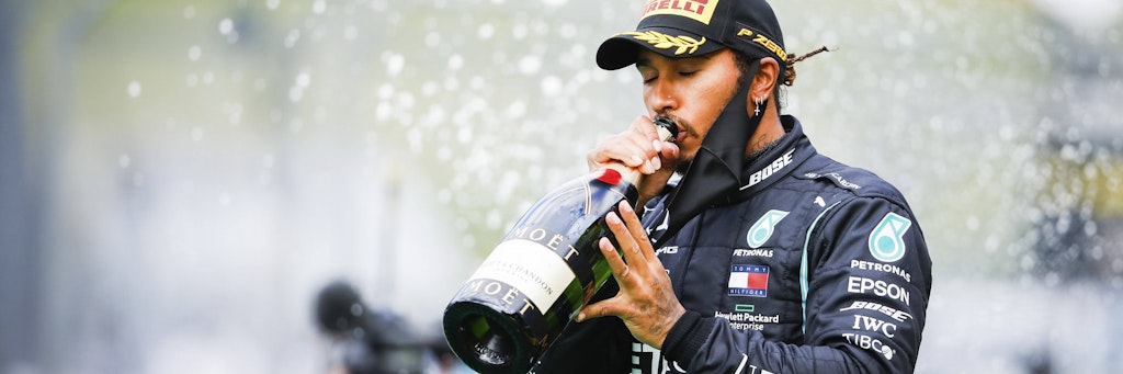 Lewis Hamilton mit der Magnum-Siegerflasche. Darf er auch Sonntag auf dem Podest wieder anstoßen?