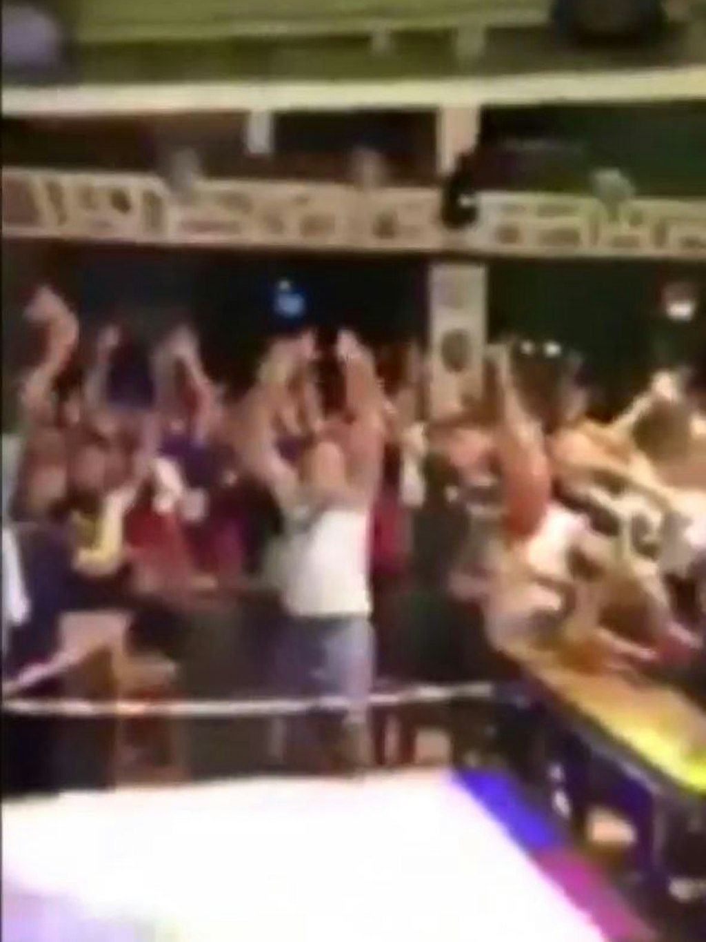 Zahlreiche Partyschlager-Fans feiern ohne Abstand bei einem Almklausi-Auftritt am Goldstrand.