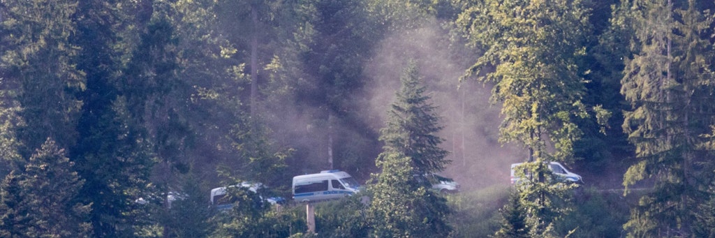 Mit einem Großaufgebot suchte die Polizei nach dem 31-Jährigen. Der Mann ohne festen Wohnsitz war nach der Tat am Sonntagmorgen in den Wald geflüchtet. 