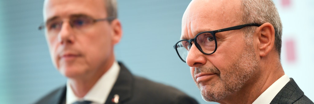 Hessens Innenminister Peter Beuth (l.) stellt den neuen Landespolizeichef Roland Ullmann vor.