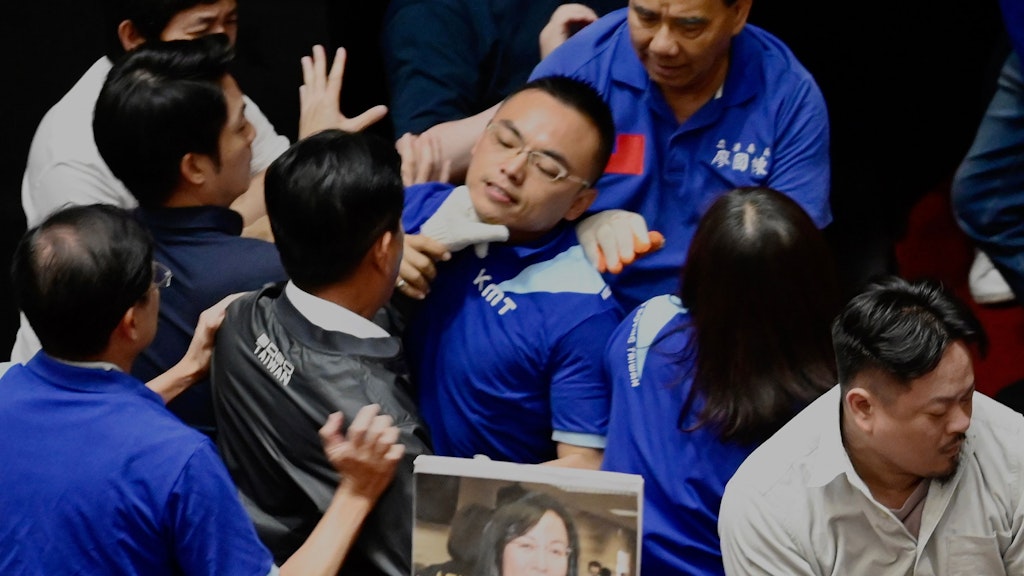 Hier geht es dem KMT-Abgeordneten Hung Mong-kai an die Gurgel - Hintergrund des Streits sind Proteste der der KMT gegen die Besetzung eines wichtigen Regierungspostens mit der Menschenrechtlerin Chen Chu.