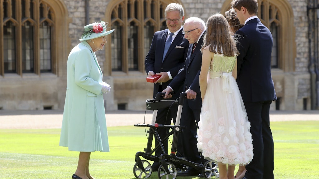 Tom Moore durfte seine Tochter und ihre Familie mit zur Queen nehmen.