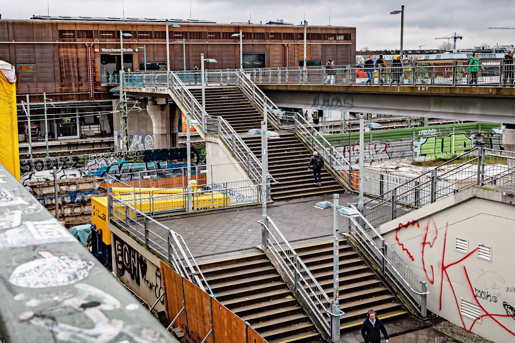 Der S-Bahnhof Warschauer Straße – ein wichtiger Verkehrsknotenpunkt in Berlin, aber auch eine Dauerbaustelle. Das Gerüst steht hier schon länger.