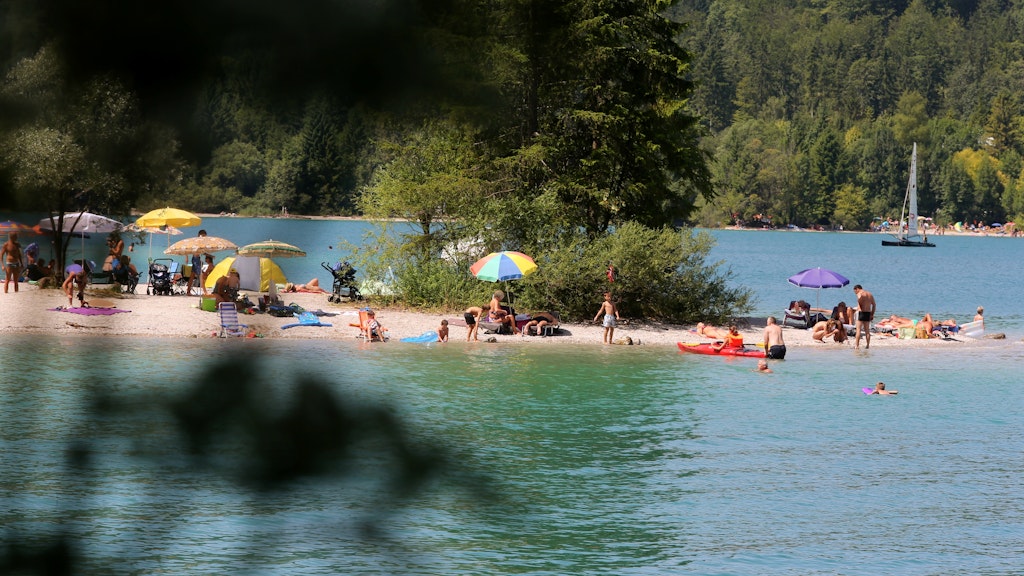 Zahlreiche Menschen am Ufer des Walchensees.