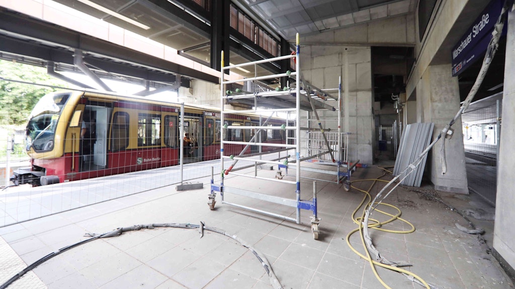 Stillleben im S-Bahnhof Warschauer Straße. Ende 2017 ging der erste neue Bahnsteig in Betrieb, Ende 2018 der zweite. Fertig sind sie immer noch nicht.