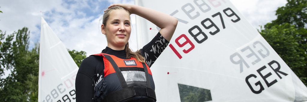Emilia Beyer hat ihre Laser-Jolle am Wannsee schon aufgetakelt. 