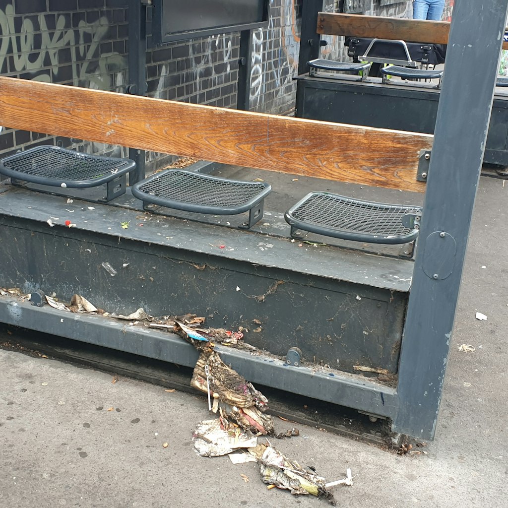 Auch das Wartehäuschen auf der gegenüberliegenden Straßenseite schreit nach einer Reinigung.