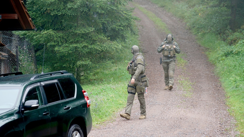 Polizisten durchsuchen ein Waldgebiet bei Oppenau. Hier fanden sie Yves R.