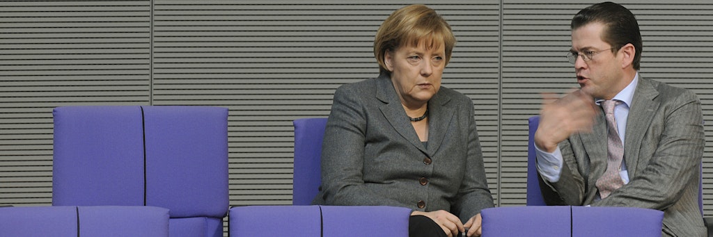 Ex-Verteidigungsminister Karl-Theodor zu Guttenberg machte sich bei Kanzlerin Angela Merkel für die Skandal-Firma stark.