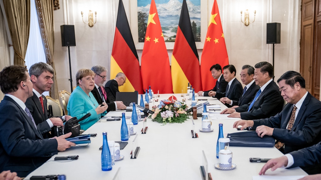 Kanzlerin Angela Merkel (CDU) auf ihrer China-Reise bei Verhandlungen mit Staatspräsident Xi Jinping (2.v.r.).