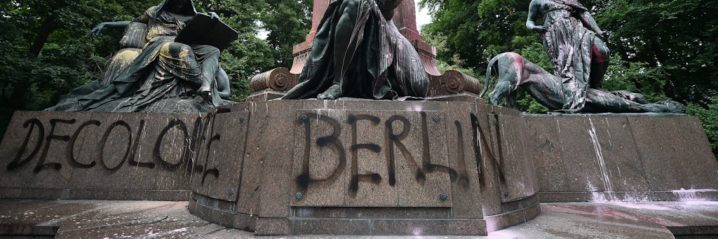 Das Bismarck-Denkmal wurde besprüht und mit Farbbeuteln beworfen. Die Täter hinterließen den Schriftzug „Decolonize Berlin“.
