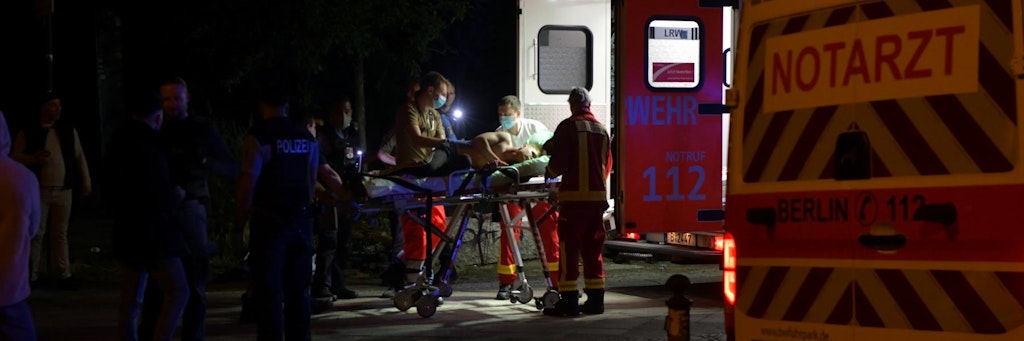 Rettungskräfte bringen das schwer verletzte Opfer ins Krankenhaus. Der 18-Jährige erlitt eine tiefe Stichwunde im Rücken.