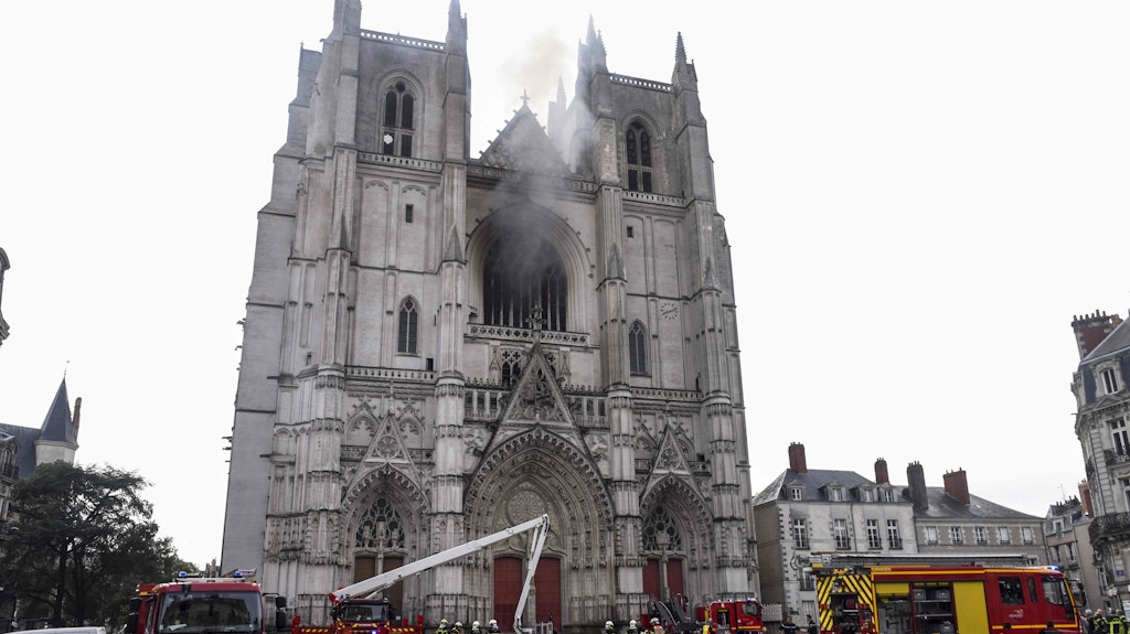 Das verkhohlte Hauptfenster der Kathedrale.