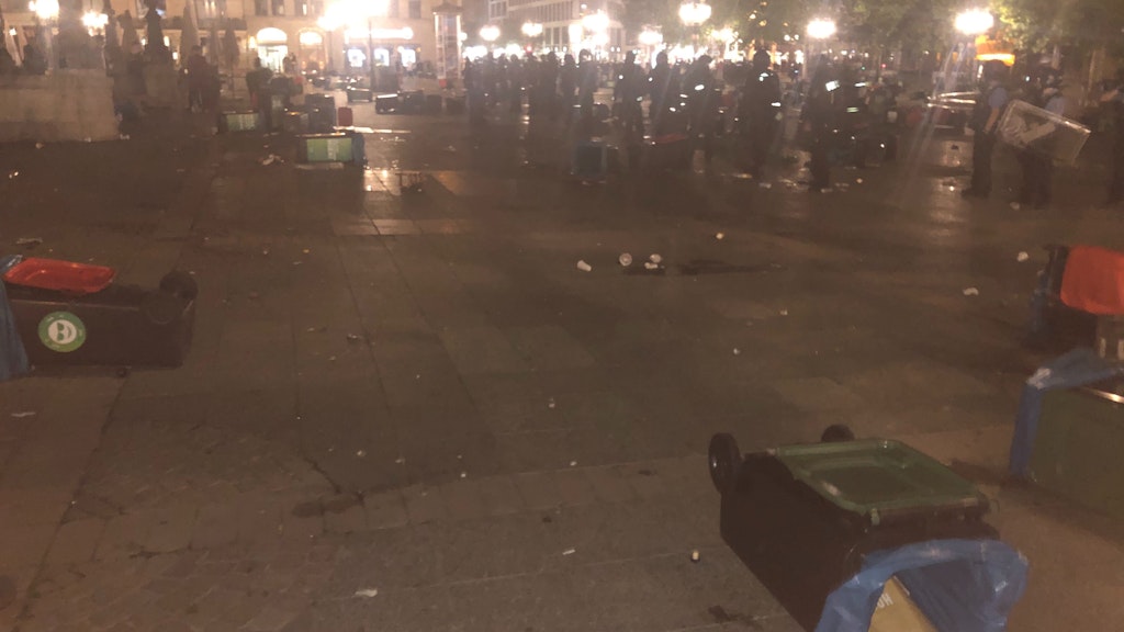 Wie die Polizei mitteilte, hatten rund 3000 Menschen Partys gefeiert, als die Randale ausbrachen. 39 Menschen seien daraufhin festgenommen worden.