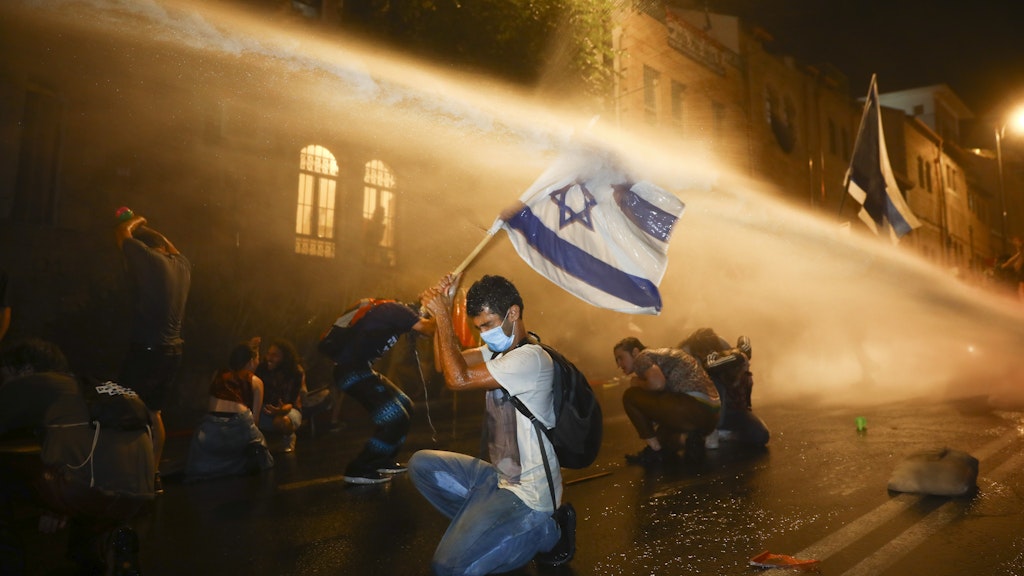 Die Polizei setzte Wasserwerfer gegen die Demonstranten in Jerusalem ein.