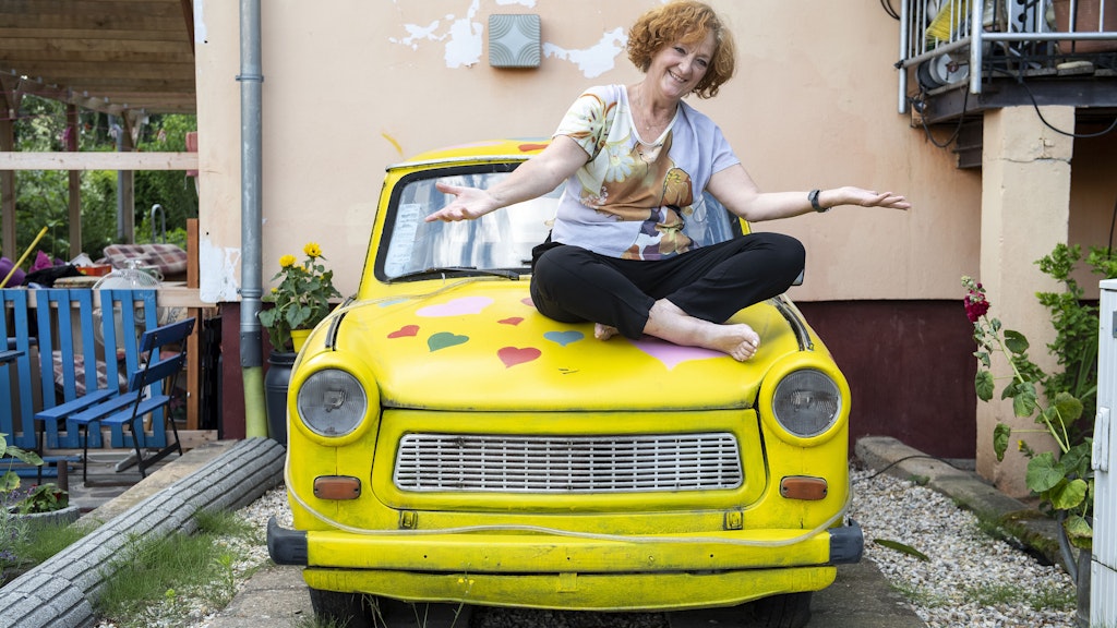 Dagmars Trabi: 1982 kaufte sie ihn. So manche Auftrittsfahrt hielt die Pappe durch, ziert heute als Erinnerungsstück den Vorgarten.<br><br><br>