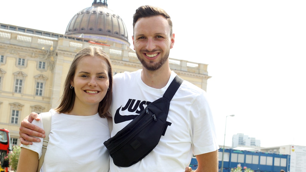 Jana-Sophie Riedel und Sebastian Strauß sind für fünf Nächte in die Hauptstadt gekommen. 