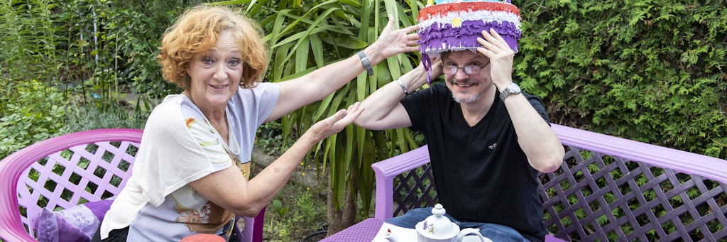 Feiert ihren 70.: Kabarettistin Dagmar Gelbke, die KURIER-Reporter Norbert Koch-Klaucke einen als Geburtstagstorte gebastelten Papphut aufsetzt. 