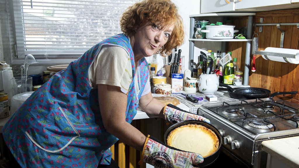 Auftritt mit Dederon-Schürze: Dagmar Gelbke holt den Geburtstags-Käsekuchen aus dem Backofen.