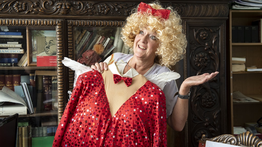 Dagmar Gelbke mit dem Engelskostüm und der Perücke von Helga Hahnemann. In einem Musical wird Hennes Outfit bald wieder zu sehen sein.