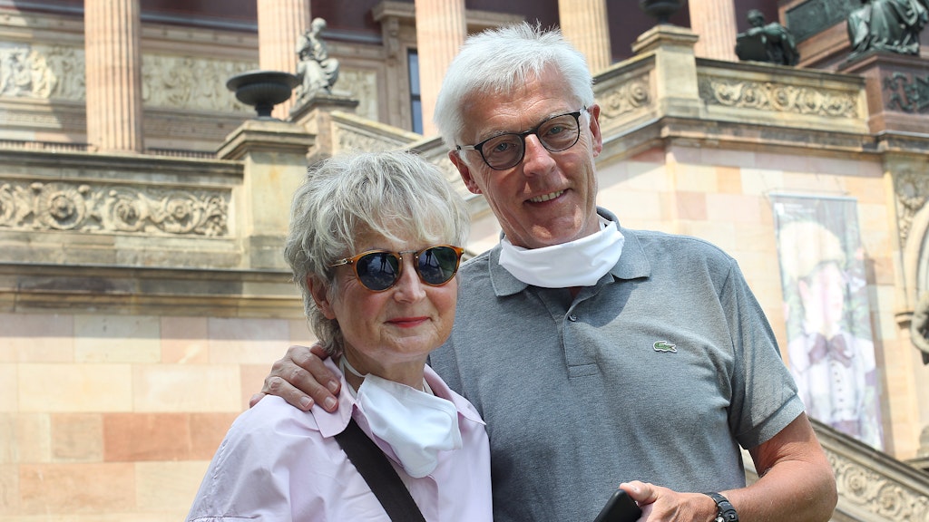 Ulrike und Bernd Schäfer aus Münster besuchen ihren Sohn in Berlin.
