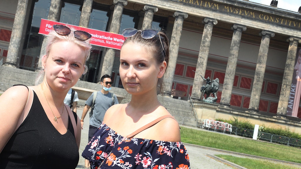 Kinga Marszaluk und Monika Racis sind mit dem Bus aus Breslau nach Berlin gefahren. 