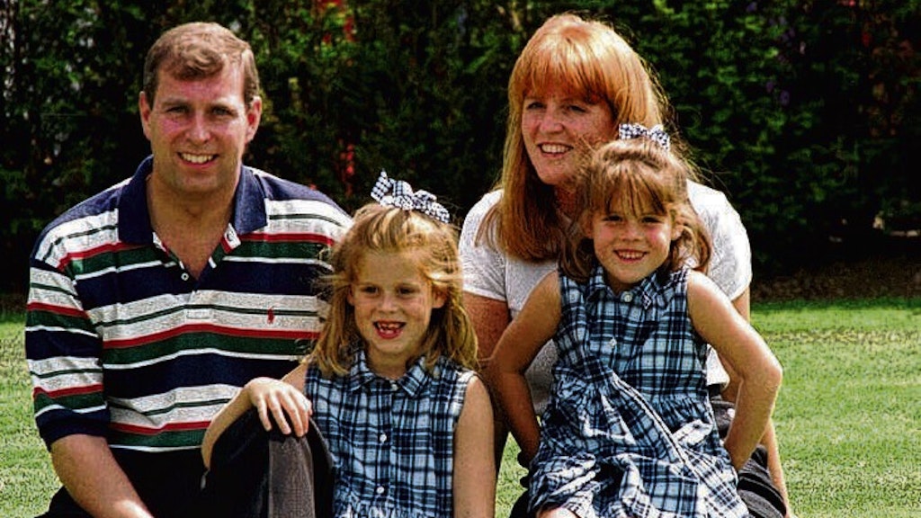 Bilder aus unbeschwerteren Tagen: Prinzessin Beatrice (r.) im Jahr 1996 mit Schwester Eugenie, Mutter Sarah Fergusson und Vater Andrew.